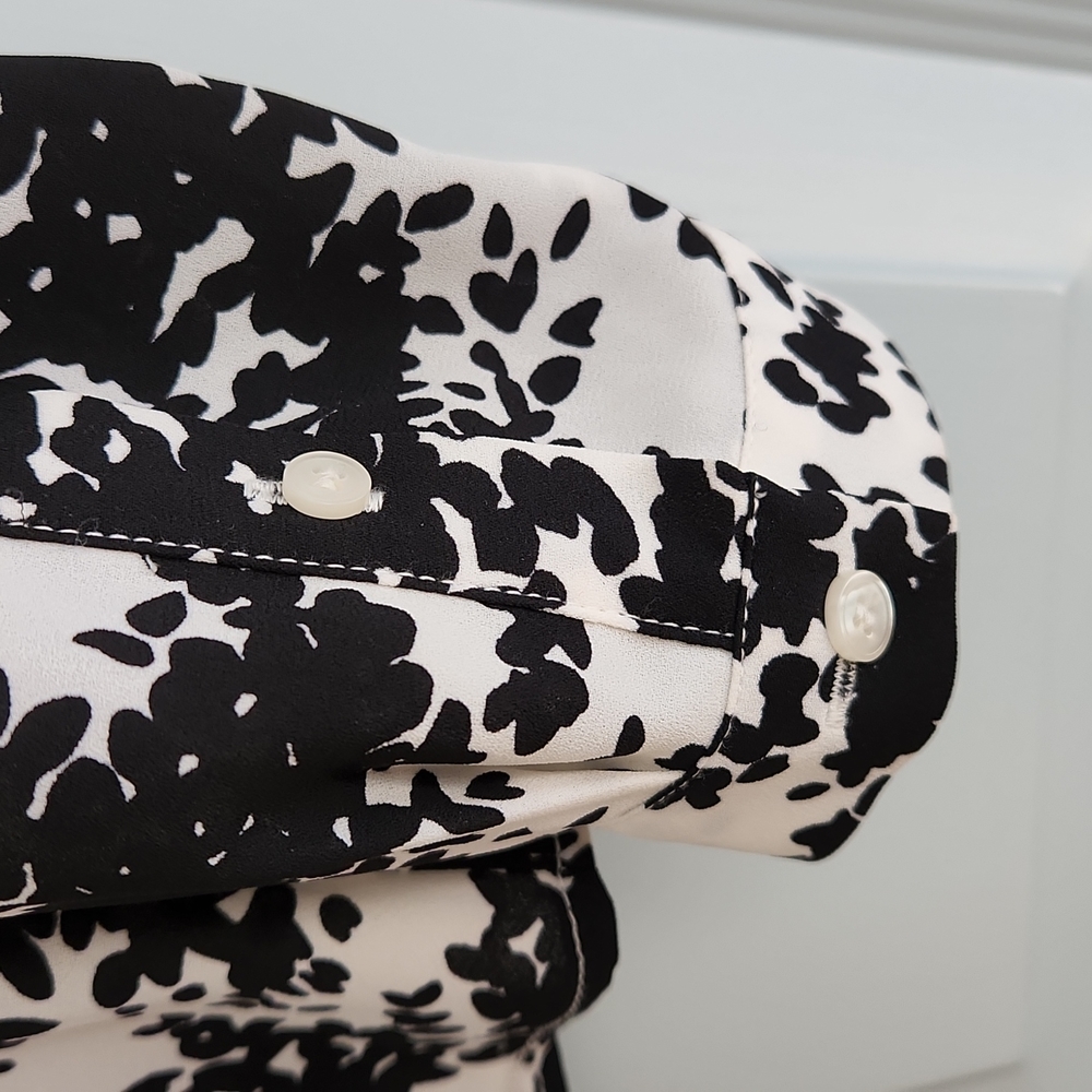 Talbots Medium Petite Black and White Design V Neck 5 Button Front Tie - Picture 3 of 6